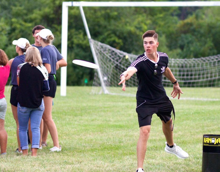 Student-Throwing-Frisbee