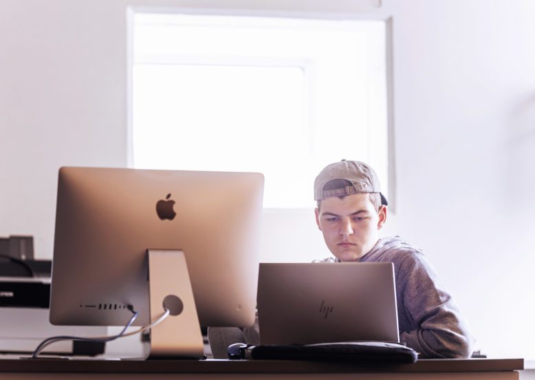 Student-Studying-computer