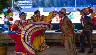 Folklora dancers-